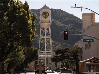 Netflix steigt aus Bieterstreit um Warner Brothers aus – negative Auswirkungen auf Medienfreiheit in den USA sichtbar