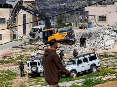 Israelische Sicherheitskräfte zerstören Haus einer palästinensischen Familie in Beit Awa, Westjordanland, bei Enteignung und Vertreibung