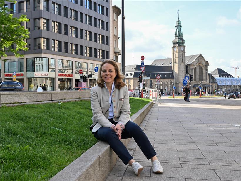 Schöffin Corinne Cahen (DP) spricht engagiert beim Bahnhofsviertel-Thema, hebt sich von blau-schwarzer Mehrheit ab