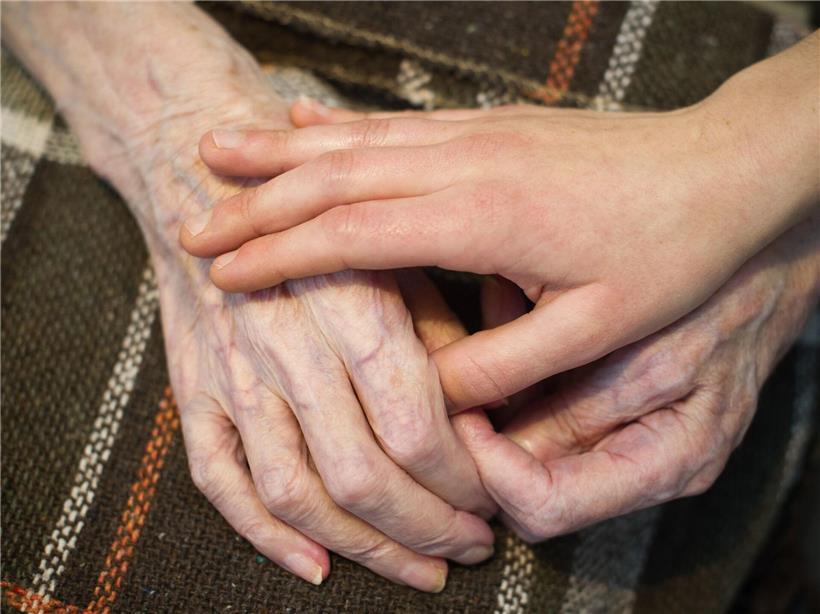 Kleine Geste mit großer Wirkung, symbolisch für positive Veränderungen und zwischenmenschliche Wertschätzung