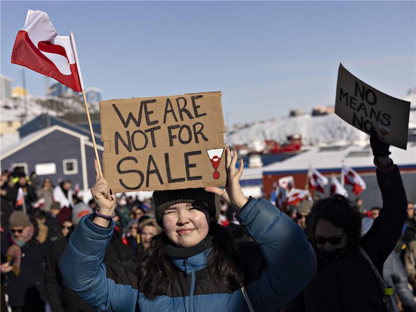 Menschen demonstrieren in Grönland gegen US-Pläne, Protest für Umweltschutz und Selbstbestimmung auf der Insel