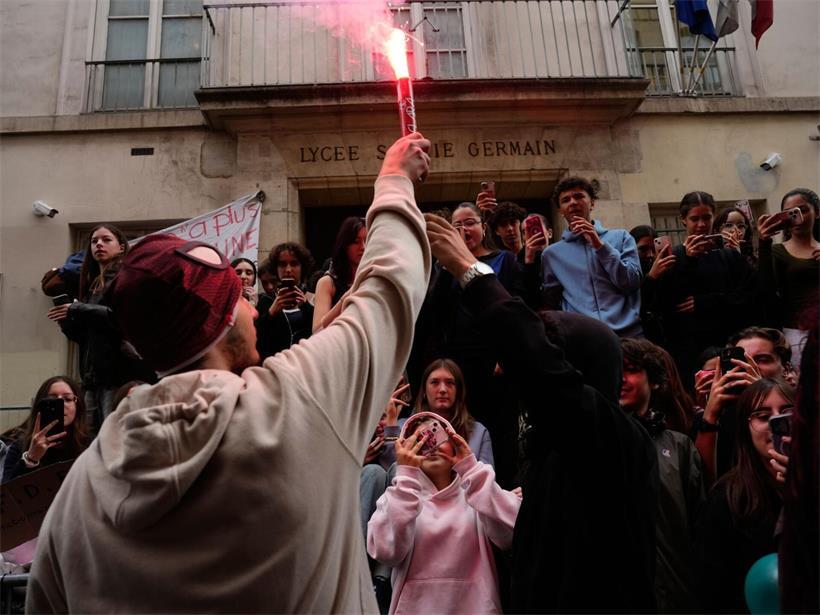 Schüler stehen vor einem blockierten Gymnasium in Paris, während sie gegen die mangelnde Ausstattung der Schulen protestieren.