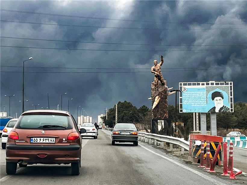 Schwarzer Rauch über Teheran nach Luftangriff der israelischen Luftwaffe auf Treibstofflager