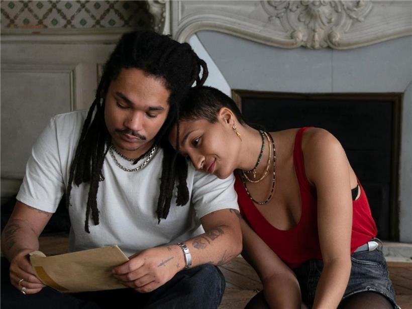 Skye und Billy in alter Pariser Wohnung, nostalgische Kindheitserinnerungen, Serie mit Indya Moore und Luka Sabbat