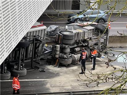 Langer Stau auf der A6 mit stehenden Autos und zäh fließendem Verkehr bei Tageslicht