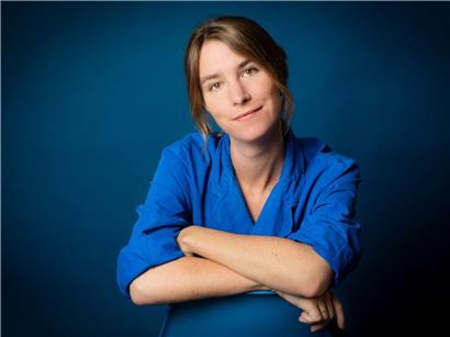 Julia Malye präsentiert ihr Buch „La Louisiane“ im Neimënster, französische Autorin bei Lesung und Buchvorstellung