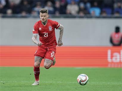Sébastien Thill in Fußballtrikot während Spiel, zeigt Erfahrung aus sechs Jahren Auslandseinsatz im Profifußball