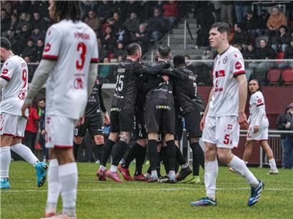 Fans von Differdingen feiern sechs Tore gegen enttäuschte Rodange-Spieler im spannenden Fußballspiel