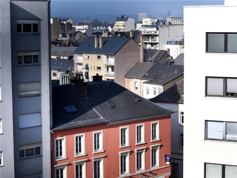 Sinkende Zinsen 2024 in Deutschland, aber Immobilienkauf bleibt wegen hoher Kosten anspruchsvoll