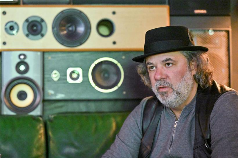 Serge Tonnar, luxemburgischer Musiker, bei politischer Aktion 2024 „Kënschtler géint ADR“ mit Unterschriftensammlung