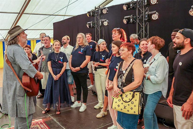 Serge Tonnar sorgt bei der Feier zu „30 Joer Stëmm vun der Strooss“ für Stimmung