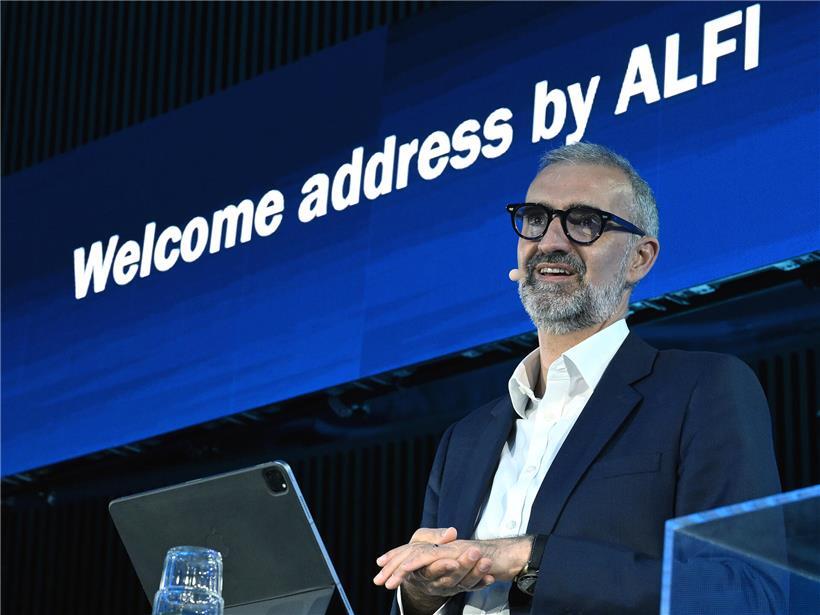 Serge Weyland, CEO des Luxemburger Investmentfondsverbands ALFI, in professionellem Anzug vor neutralem Hintergrund