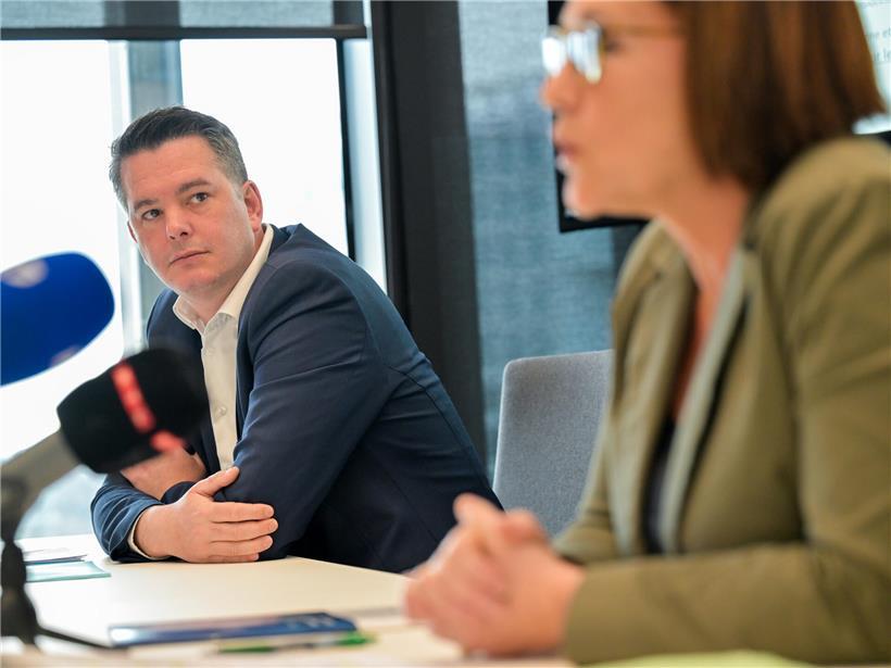 Lex Delles und Yuriko Backes diskutieren Verteidigungsausgaben und deren Einfluss auf die luxemburgische Wirtschaft.