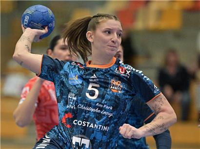 Sharon Dickes jubelt nach zehn Toren im Fußballspiel, beeindruckende Leistung und Torjägerin des Teams