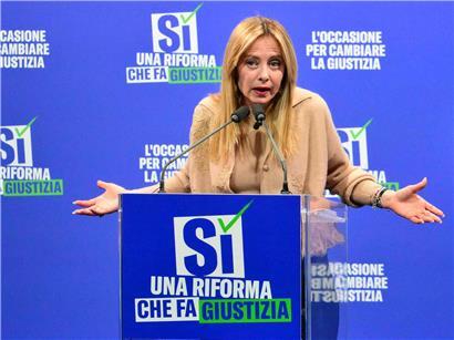 Italienische Premierministerin Giorgia Meloni spricht, Mehrheit lehnt Verfassungsänderung ab, politische Debatte in Italien