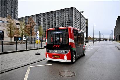 Zwei selbstfahrende Shuttles in Belval, 4,7 m lang, 2,15 m breit, fahren mit bis zu 25 km/h, Fahrgäste an Bord