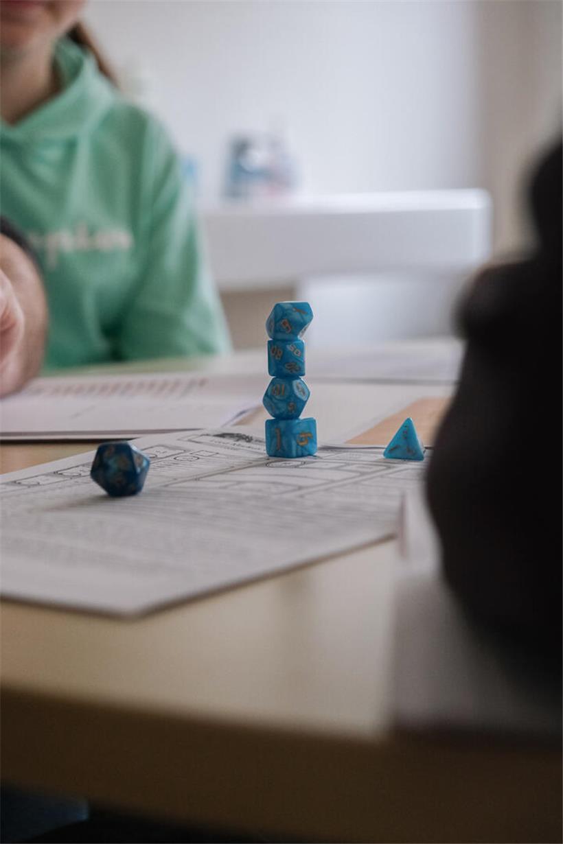 Sieben bunte Würfel in verschiedenen Formen und Farben symbolisieren Zufall und Glück beim Spielen