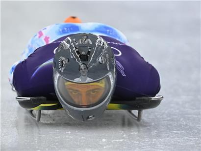 Skeletoni Wladyslaw Heraskewytsch trägt trotz Verbot seinen Helm als Gedenken an verstorbene Ukrainer.