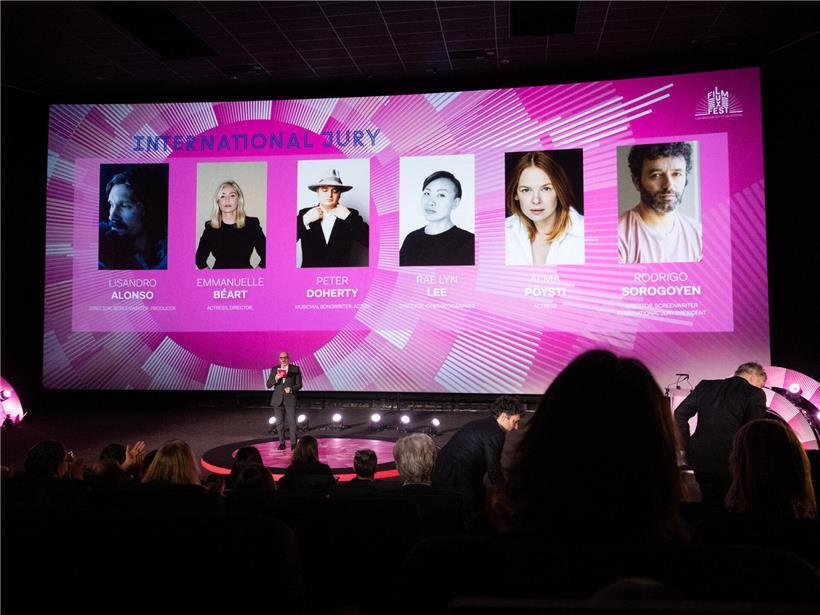 Gruppe von Menschen unterschiedlicher Herkunft in ungewohnter, selten zusammenkommender Zusammenkunft