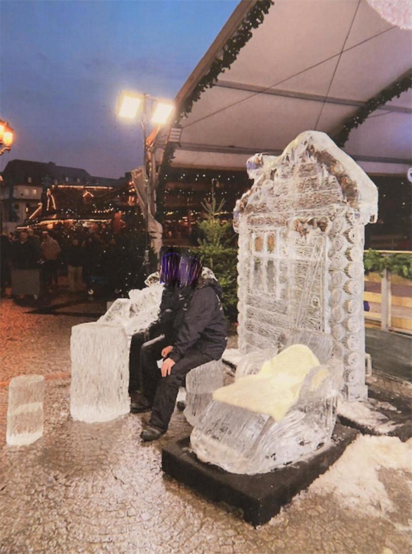 Tod durch Eisskulptur: Künstler verurteilt, Stadt und LCTO freigesprochen Eisskulptur mit Schlitten als Sitzfläche vor Almhütte, die Wand fällt rückwärts auf Jungen – Unfall vor Ort