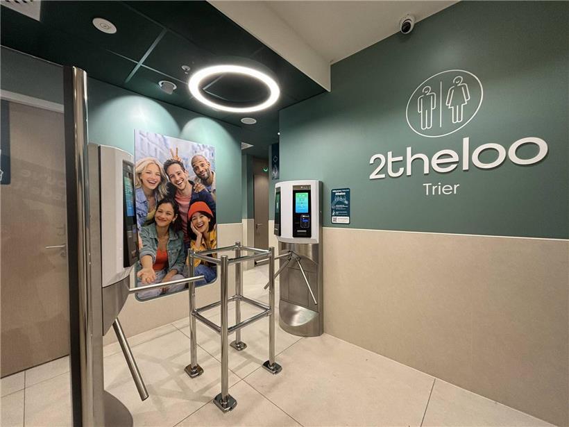 Frisch sanierte Toilettenanlage der Trier-Galerie im 1. Stock, Außenansicht moderner Eingangsbereich