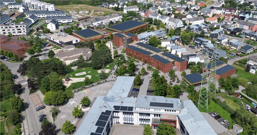 Luftaufnahme des modernen neuen Campus mit grünen Flächen, Gebäuden und Wegen für nachhaltige Bildung