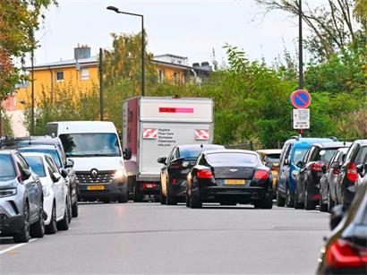 Sobald sich in der Straße in Rollingergrund Fahrzeuge entgegenkommen, wird es eng