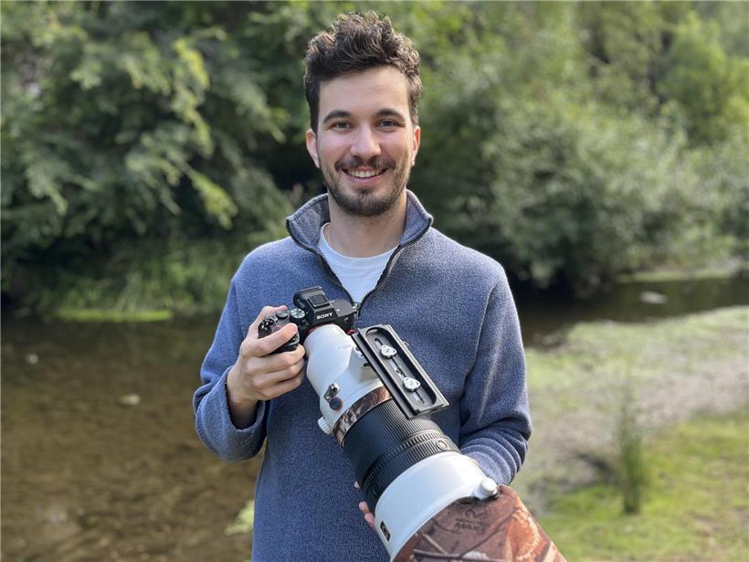 Sören Salvatore vor malerischer Kulisse seiner neuen Heimat Hobart, Tasmanien, mit Bergen und Hafen im Hintergrund