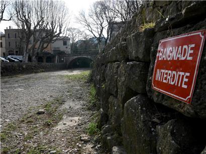 Person sitzt nachdenklich mit alkoholfreiem Getränk während Dry January Challenge zuckerfrei und gesund.
