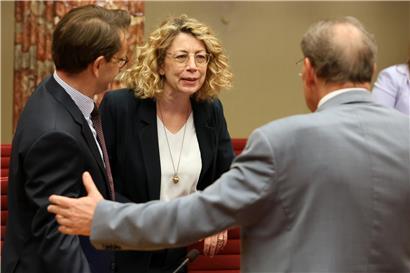 Joëlle Welfring (déi Gréng) diskutiert mit Laurent Zeimet (CSV) und Gusty Graas (DP) über das Principe d‘additionalité in der Politik