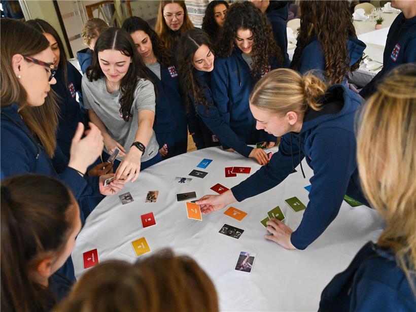 Nationalspielerinnen besprechen Sorgen im Team, Kopf an Kopf, Teamwork und Zusammenhalt im Sport sichtbar