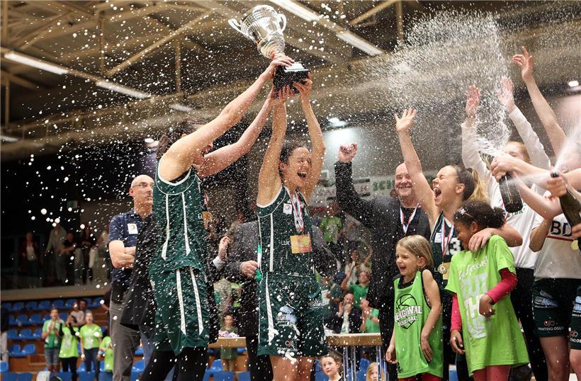 Spektakulärer Fußball-Meistertitel 2019 im Gréngewald mit jubelnden Spielern und feiernder Menge