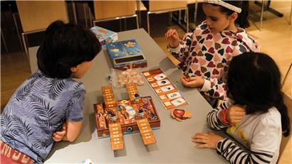 Verschiedene Spiele für Groß und Klein auf einem Tisch, Familienfreude und gemeinsames Spielen zu Hause