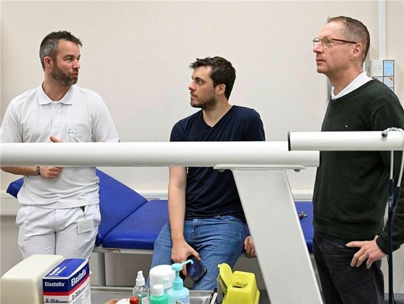 Sportwissenschaftler Eric Besenius und Sportmediziner Thomas Thünenkötter analysieren Untersuchungsergebnisse gemeinsam