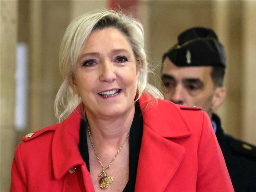 Marine Le Pen besorgt vor Mikrofonen bei politischer Debatte, mögliche Zukunft der französischen Rechtspopulistin ungewiss