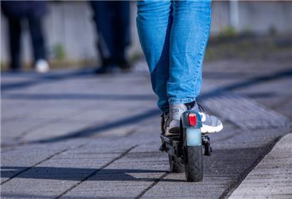 Stellen E-Scooter eine bislang unterschätzte Gefahr im Verkehr dar?
