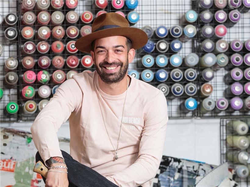 Stellt derzeit zum ersten Mal in Frankfurt aus: der Luxemburger Künstler Eric Mangen, hier bei einem Fototermin für das Magazin Revue