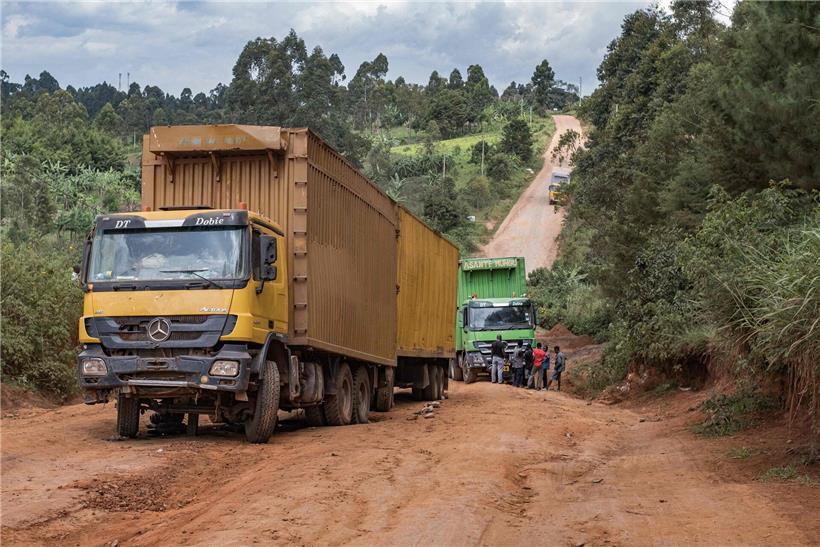 Straßen im Grenzgebiet zwischen Demokratischer Republik Kongo und Uganda mit typischer Landschaft und ländlicher Infrastruktur