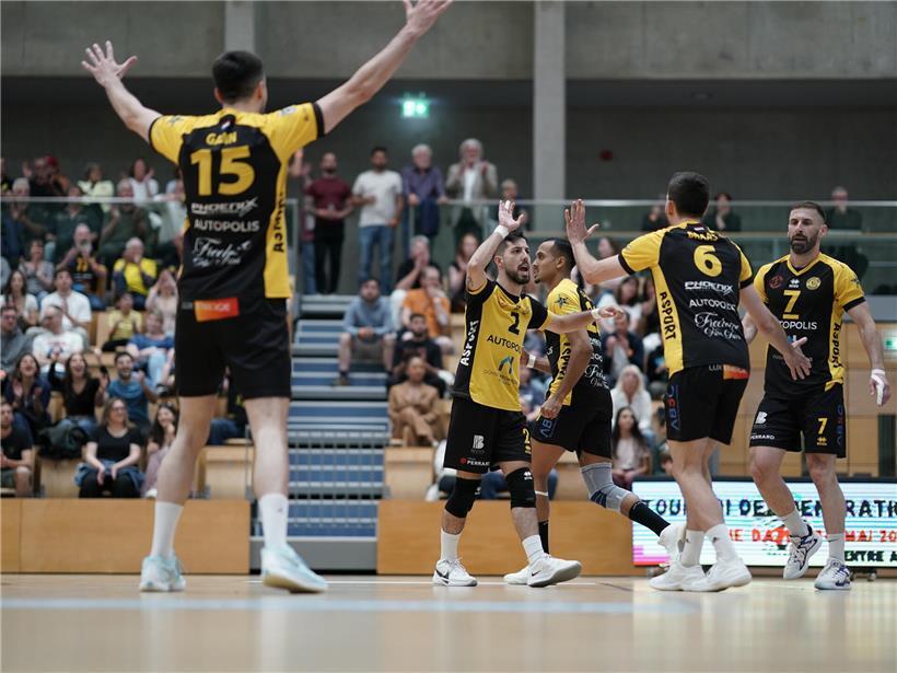 Fußballspieler Strassen jubelt nach erfolgreicher Aufholjagd in der Hinrunde des Spiels