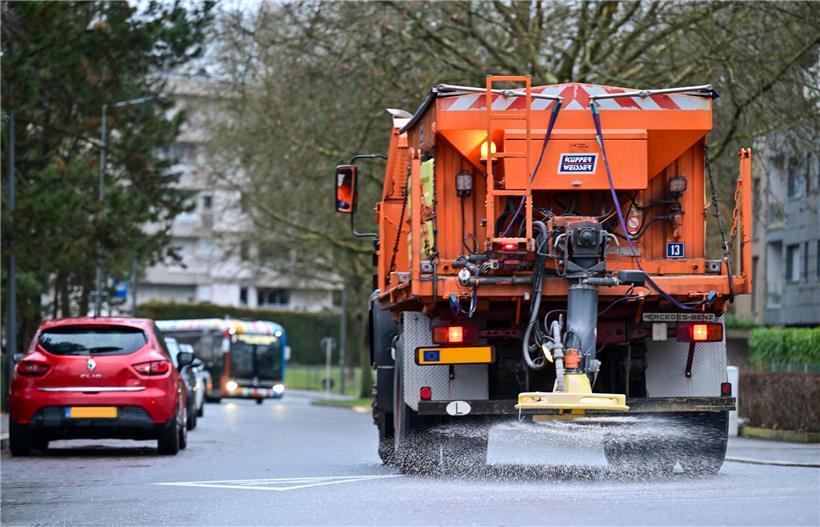 Streusalz auf vereister Straße als bewährtes Mittel laut Umweltminister für sichere Winterwege