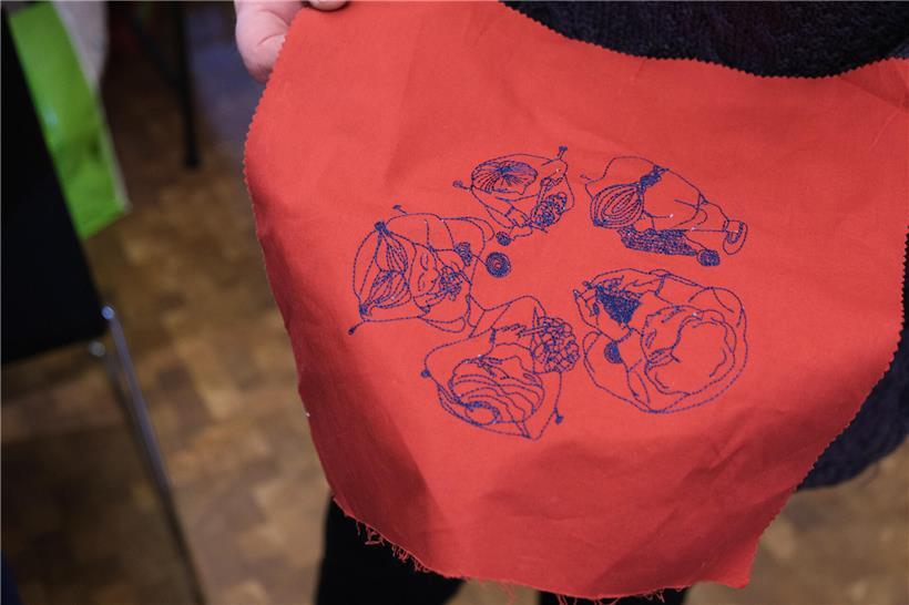 Wie aus der Krankheitsdiagnose ein Kunstprojekt von Aurélie D’Incau und ihrer Mutter wurde Frau und Kind stricken gemeinsam als Moment der Verbindung und Entspannung, Handarbeit und Familienzeit.