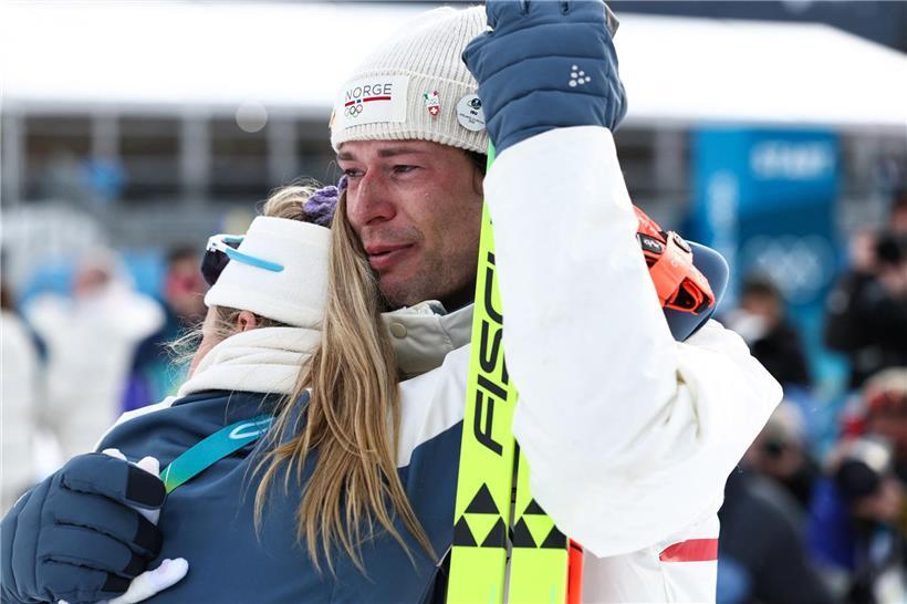 Sturla Holm Lägreid emotional im Zielbereich, Tränen der Freude und Erschöpfung nach dem Wettkampf
