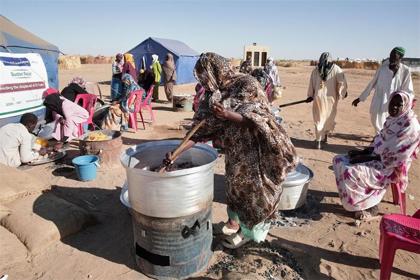 Sudanesische Frauen kochen gemeinsam im Lager El-Afadh in Al Dabbah im Nordsudan: Hunger ist weltweit für hunderte Millionen Menschen ein tägliches Problem