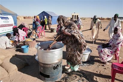 Sudanesische Frauen kochen gemeinsam im Lager El-Afadh in Al Dabbah im Nordsudan: Hunger ist weltweit für hunderte Millionen Menschen ein tägliches Problem