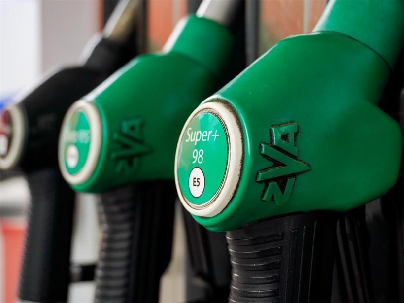 Preisschild an Tankstelle zeigt steigende Benzinpreise für Super 95 und Super 98 am Freitag