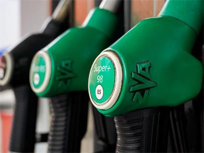 Preisschild an Tankstelle zeigt steigende Benzinpreise für Super 95 und Super 98 am Freitag