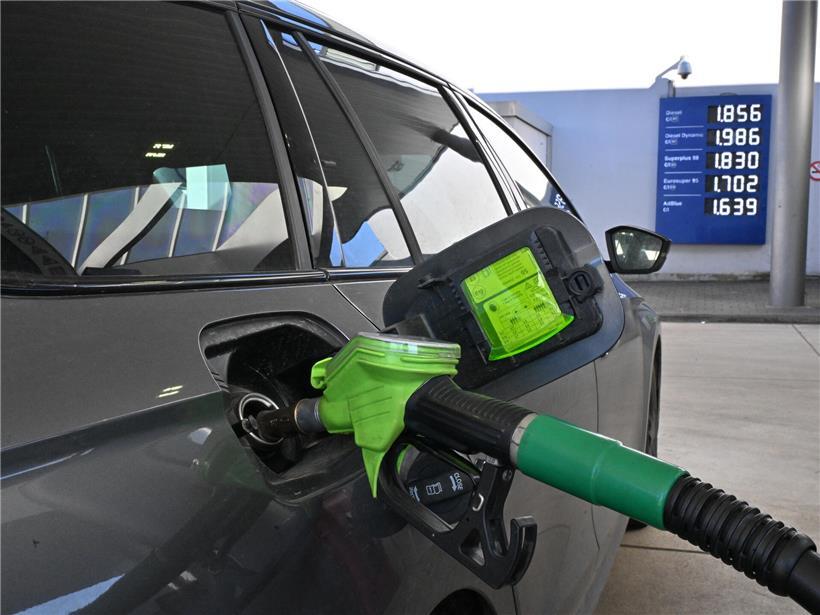 Tankstelle in Luxemburg zeigt steigende Preise für Super 95 und Super 98 Benzin im Juni 2024