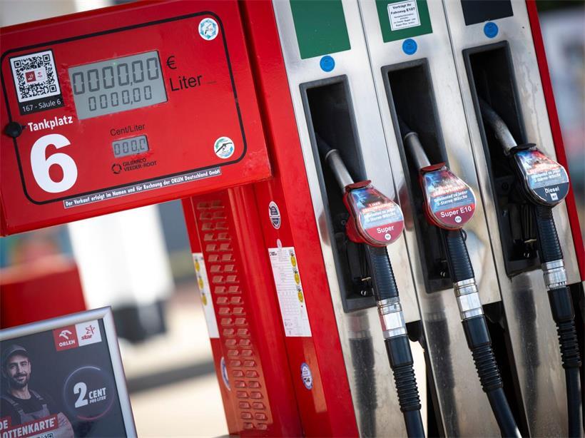 Zapfsäule zeigt steigende Preise für Super 95 Benzin in Luxemburg am Donnerstag