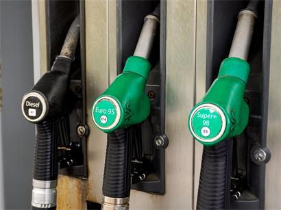 Tankstelle Preisschild zeigt Super 98 Benzinpreis am Mittwoch mit 2,7 Cent Preisrückgang