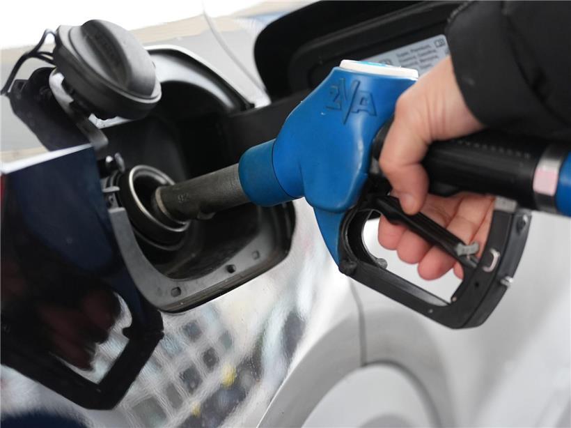 Tankstelle Preisanzeige zeigt steigenden Super 98 Benzinpreis am Mittwoch, aktuelle Kraftstoffkosten und Preisentwicklung